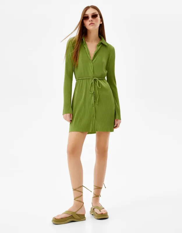 Plissiertes Minikleid mit langen Ärmeln und Gürtel